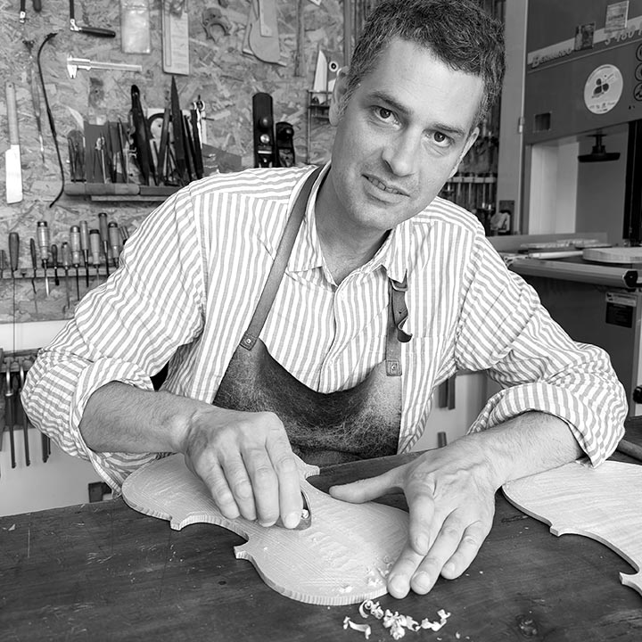 Julien Bozzoloni, luthier de violon, alto, violoncelle et contrebasse