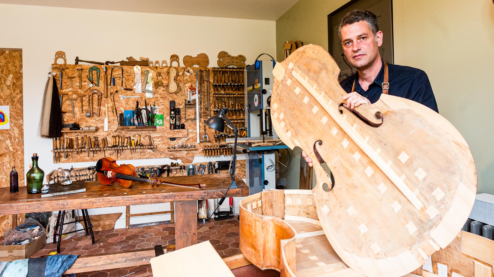 Julien Bozzoloni, luthier de violon, alto, violoncelle et contrebasse