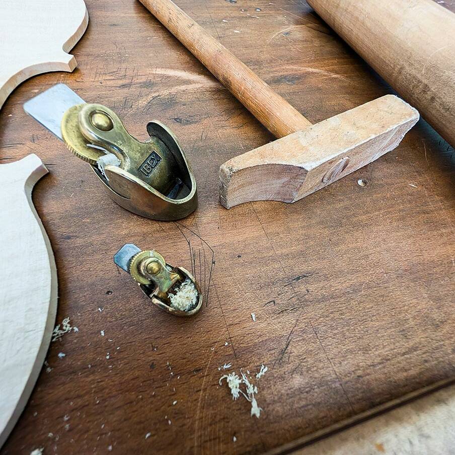 Luthier contrebasse, violon, alto, violoncelle et archet. Instruments neufs et anciens, vente, location, restauration et entretien d’instruments du quatuor proche de Paris